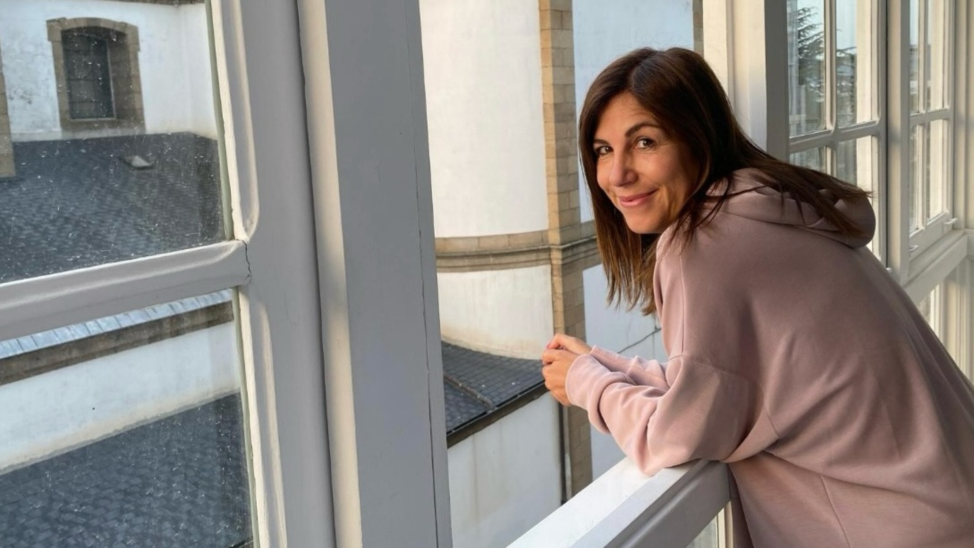 La escritora María Solar desnuda la mentira del éxito y da voz a los mayores en su nueva novela ambientada en Ferrol