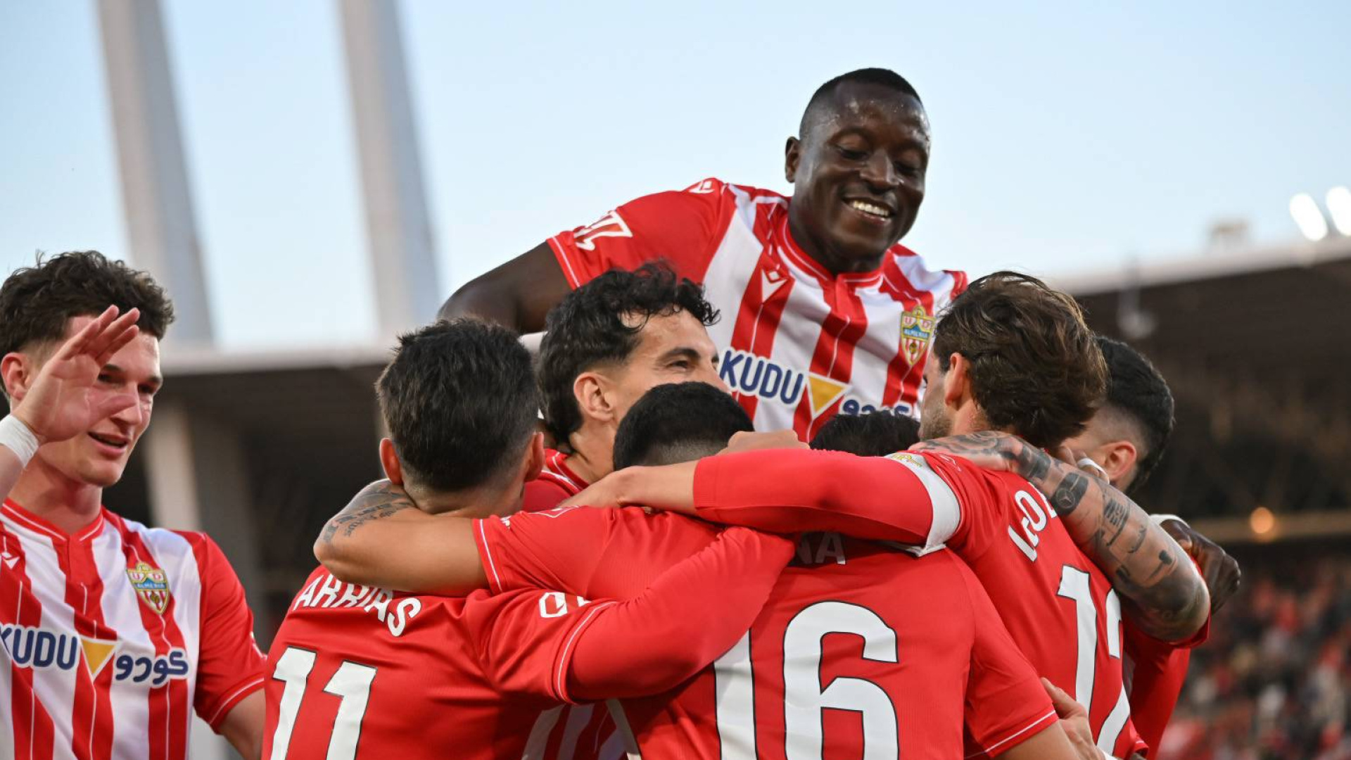 El Almería se aferra al ascenso ante un Mirandés sigue en descenso