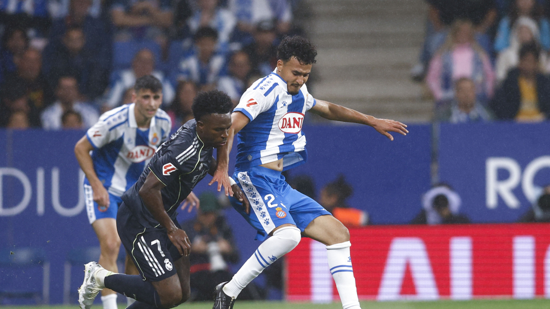 El 'pique' entre Vinicius y Omar El Hilali durante el Espanyol-Real Madrid: 