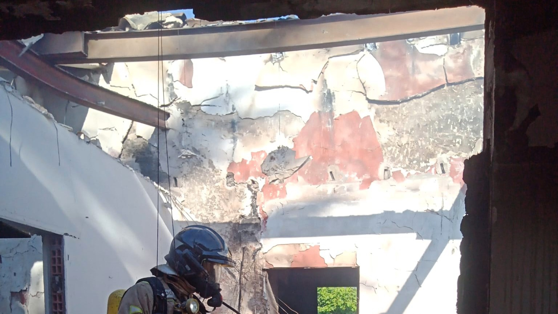 Buscan a una persona desaparecida tras el derrumbe de una casa incendiada en Mazarrón