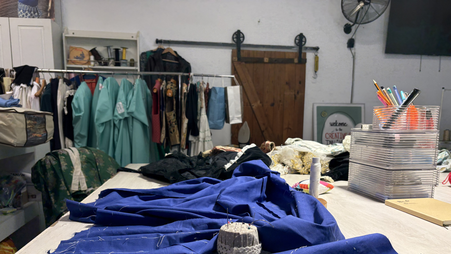 La segunda vida de los trajes de fallera que convierte la tradición en educación para Benín: 