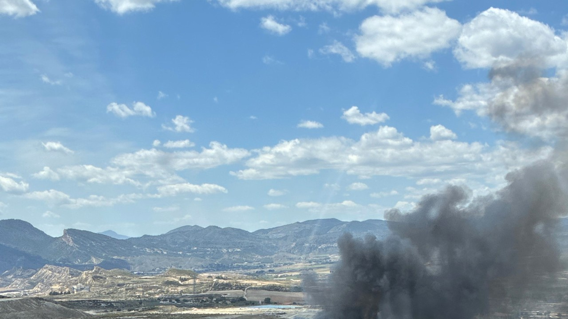 Arde un vertedero en Lorca: calcina 200 colchones y una montaña de 40 toneladas de chatarra