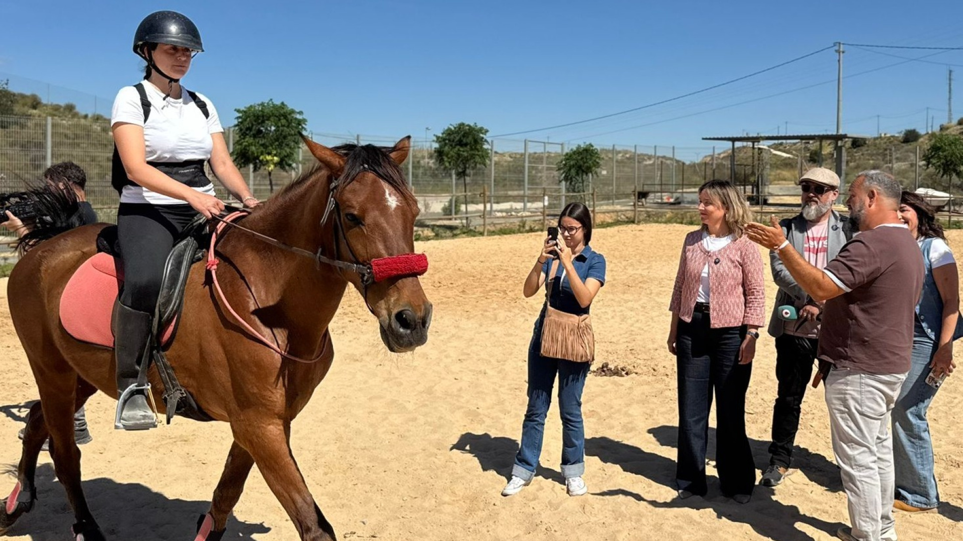 Las víctimas de violencia sexual 'cogen las riendas' de su vida con una pionera terapia con caballos en la Región de Murcia