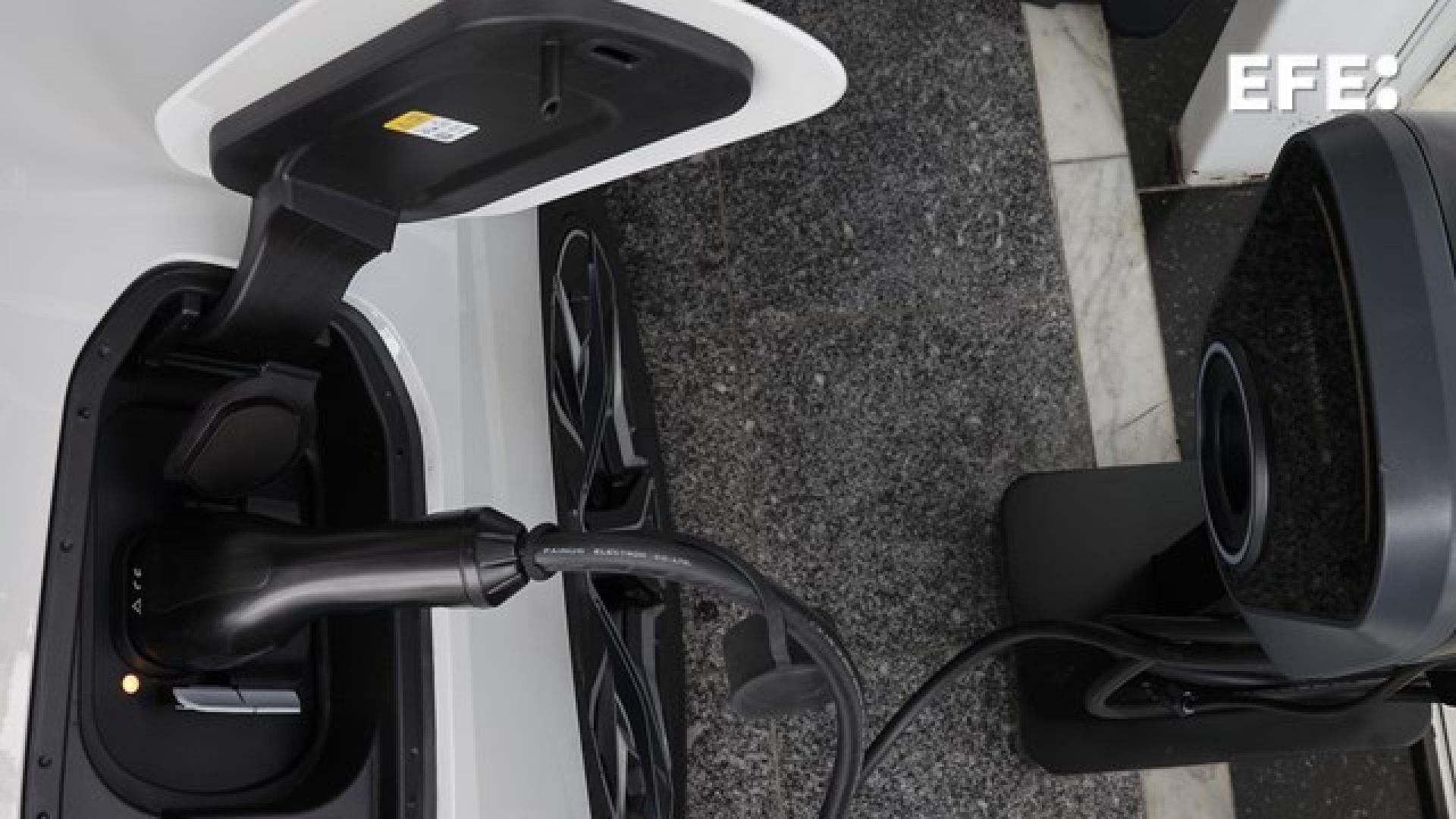 Denuncian un trato de favor en la Guardia Civil por la carga de coches eléctricos en el cuartel de Almendralejo
