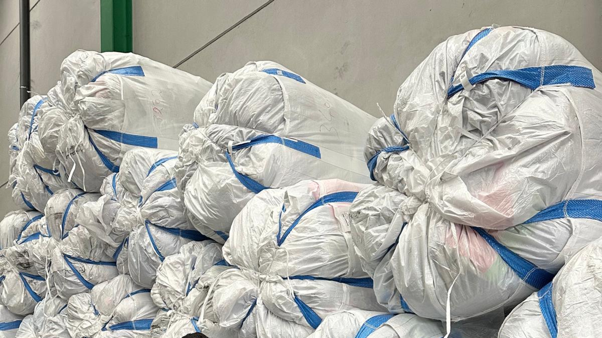 ¿Qué pasa con la ropa que tiras en el contenedor? Así se recicla