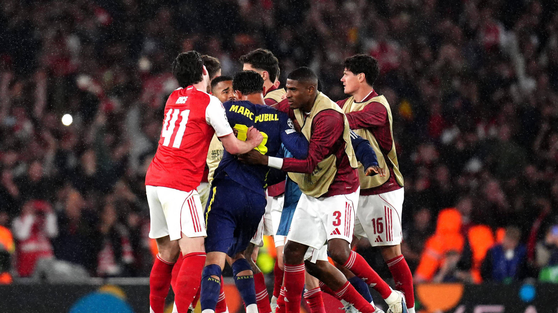 Pubill se fue a por Gyökeres y tuvieron que separarlo entre tres jugadores del Arsenal