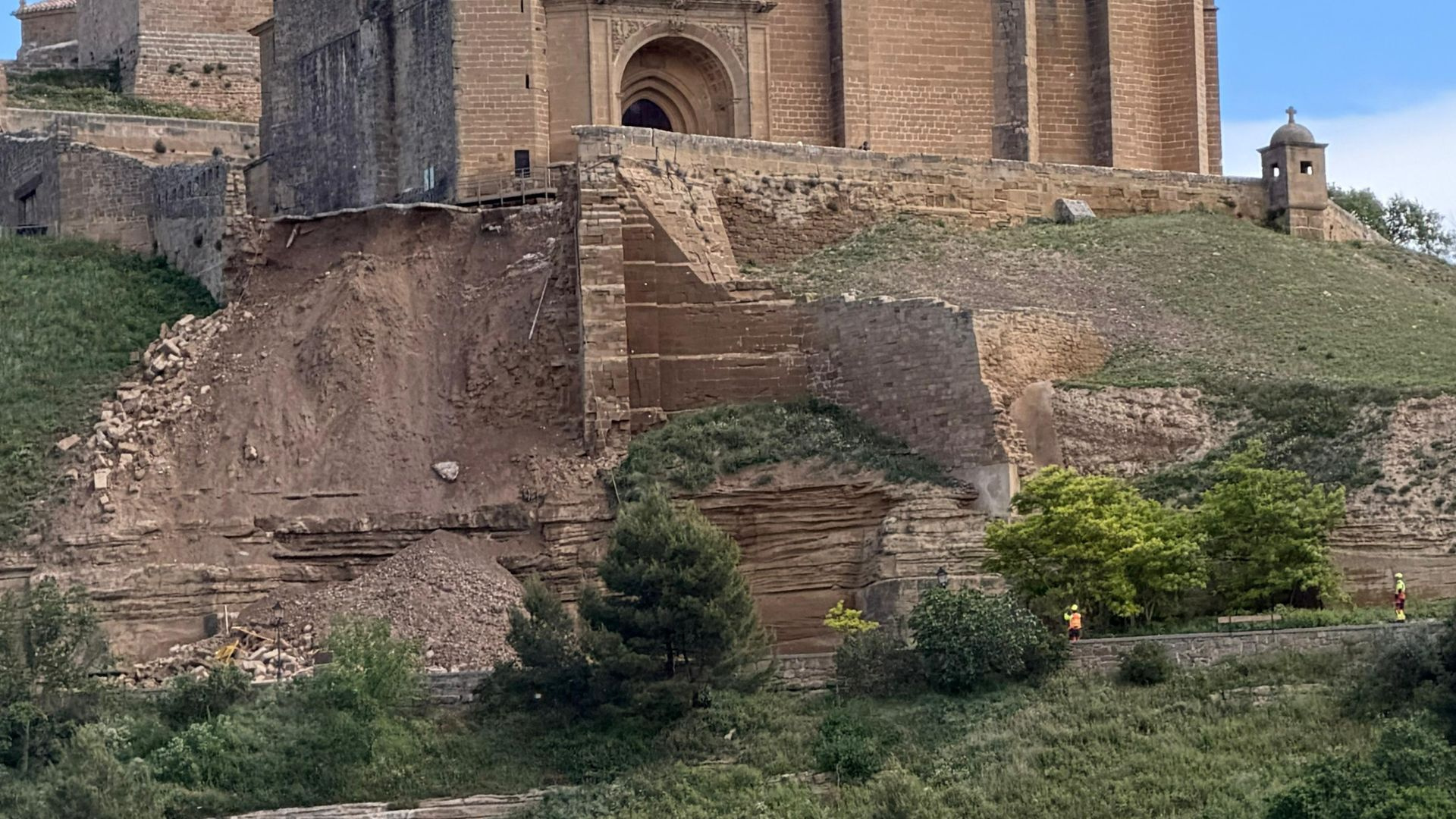Se derrumba el muro junto a Santa María la Mayor en San Vicente de la Sonsierra, aunque sin daños personales