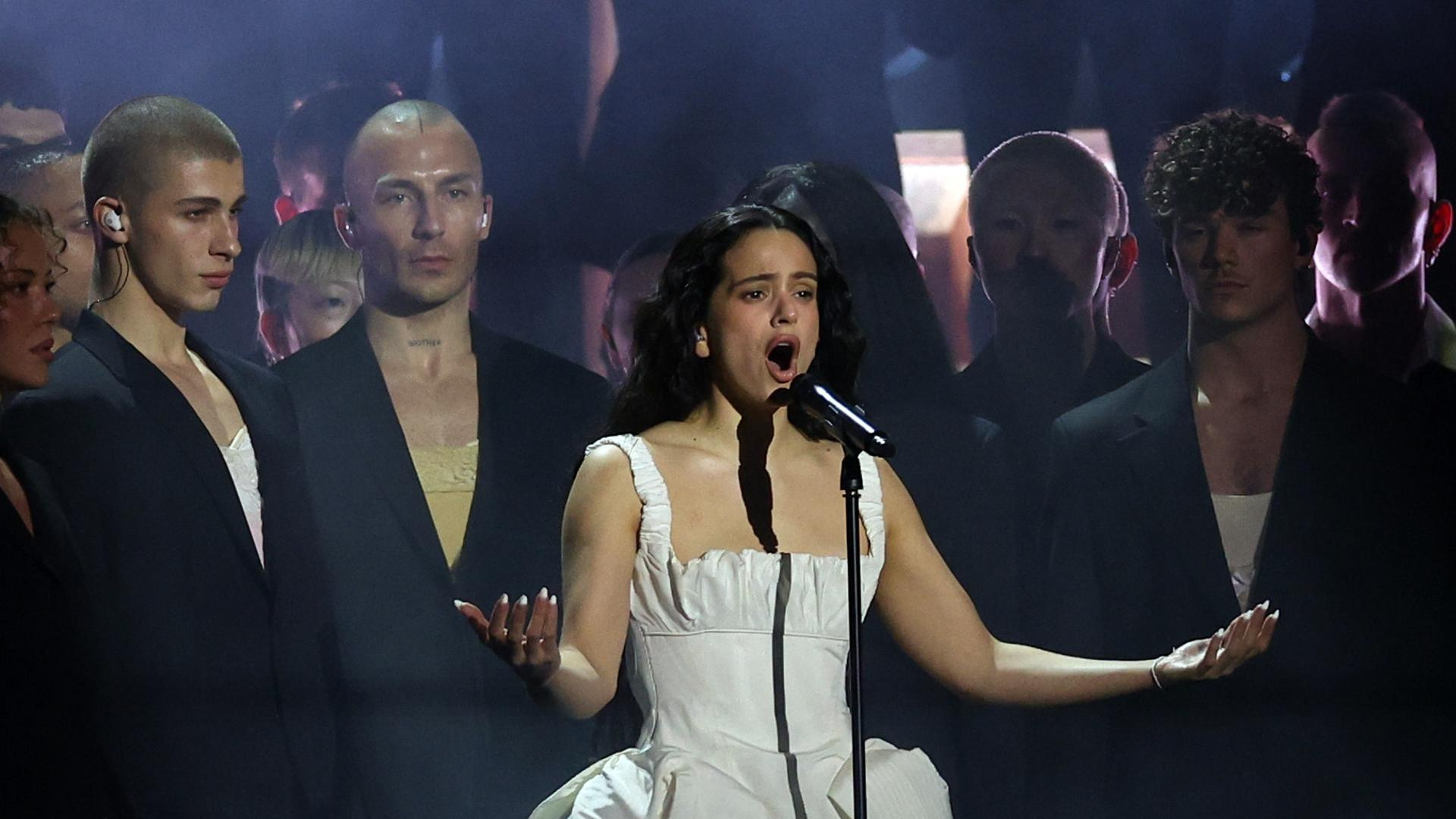 Rosalía revoluciona Sevilla con un concierto gratuito sobre el Guadalquivir