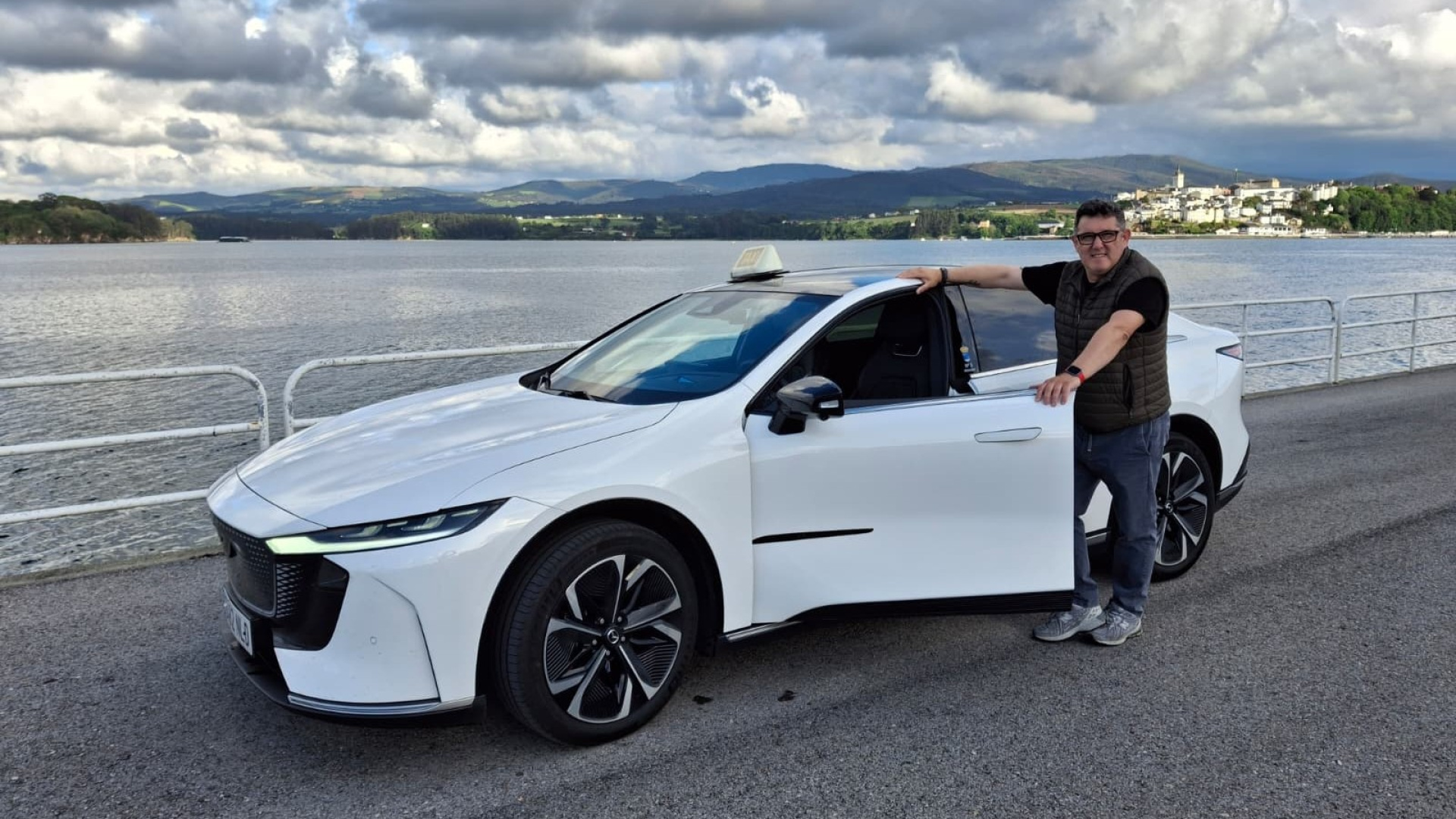 El primer taxi eléctrico de A Mariña de Lugo revoluciona el sector: 