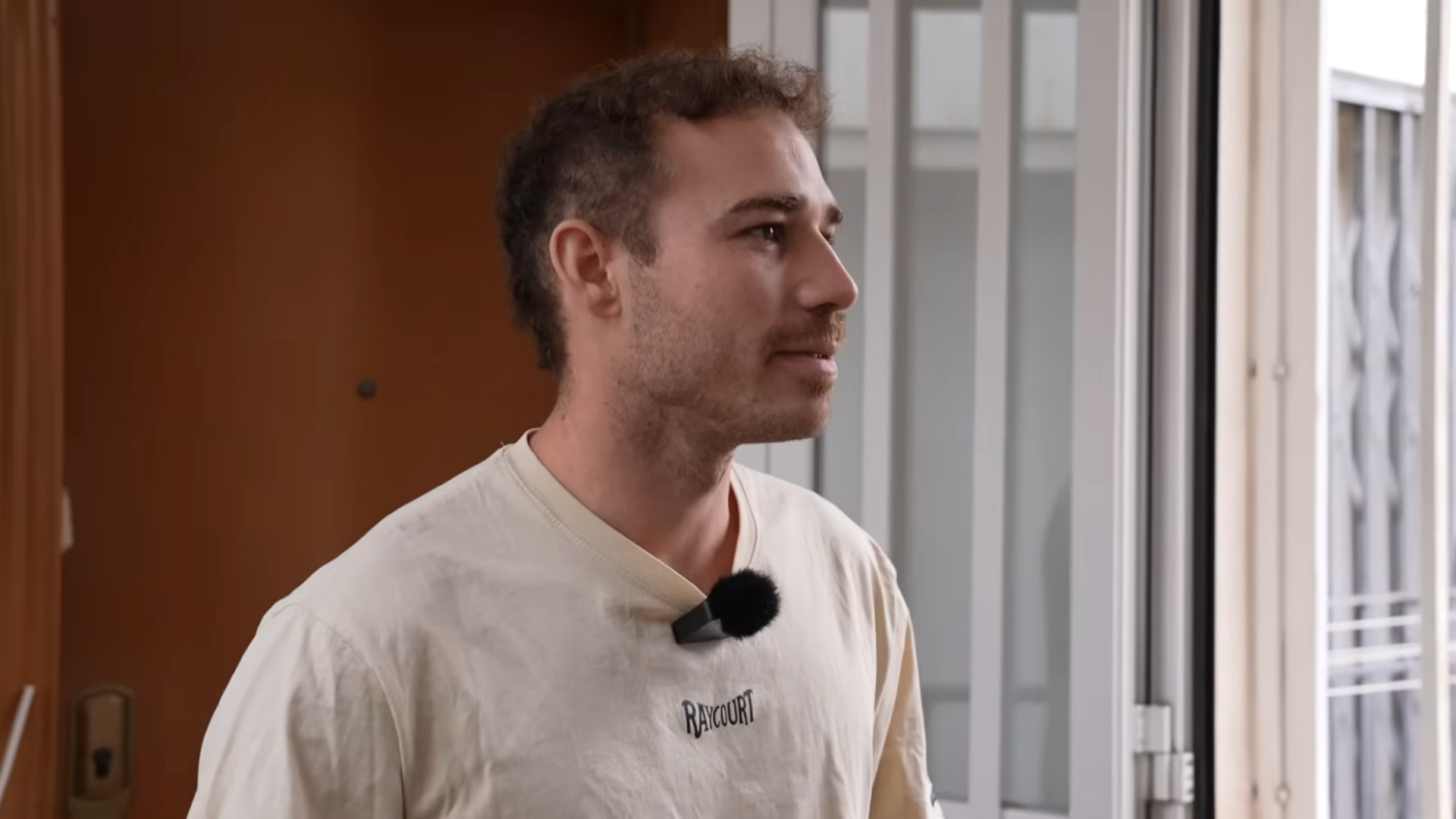Álex (28), repartidor: “Vivo en un piso de 25 metros cuadrados que mis padres compraron hace diez años por 120.000 euros, porque para mí es imposible asumir una entrada de 60.000 euros”