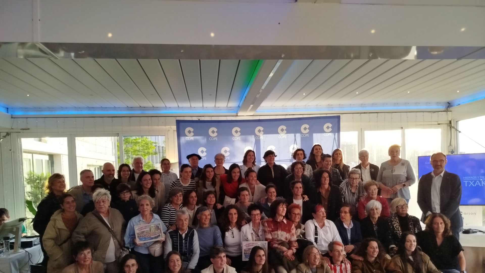 Una atestada Sala Gabarra del hotel Abba Euskalduna disfruta del homenaje de Deportes COPE Bilbao al Athletic Club femenino y a las pioneras de este deporte en Bizkaia
