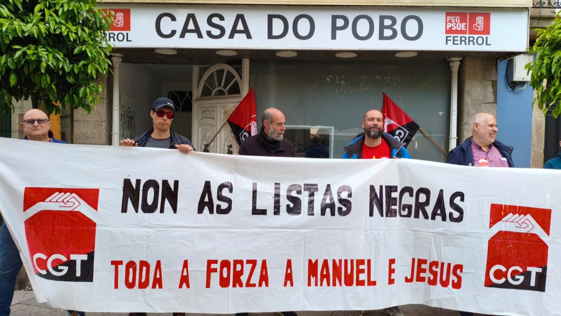 Trabajadores de Navantia Ferrol se concentran ante la sede del PSOE para denunciar 