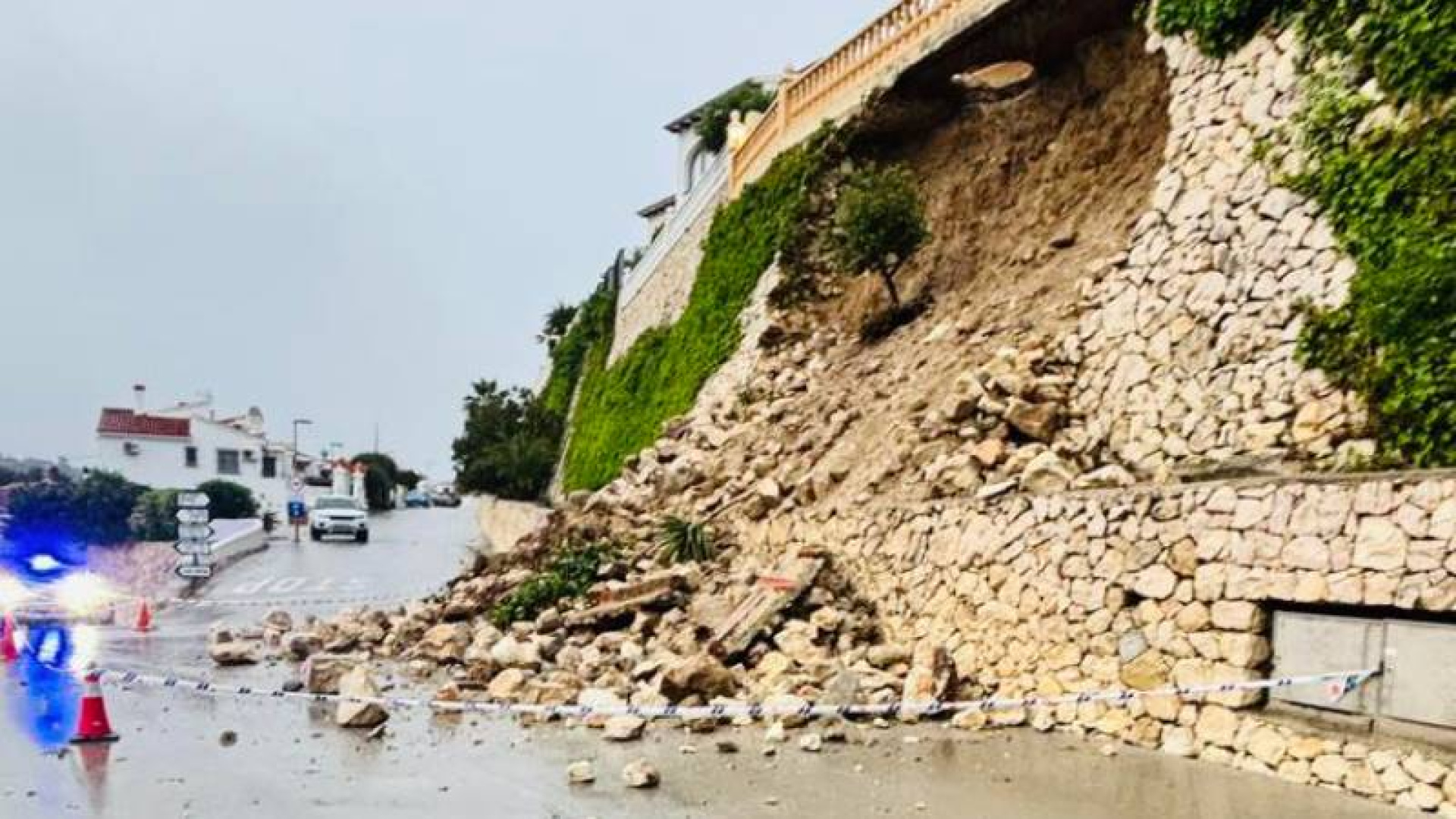 La Marina Alta recupera la normalidad tras una tormenta con más de 80 litros, inundaciones y un muro caído