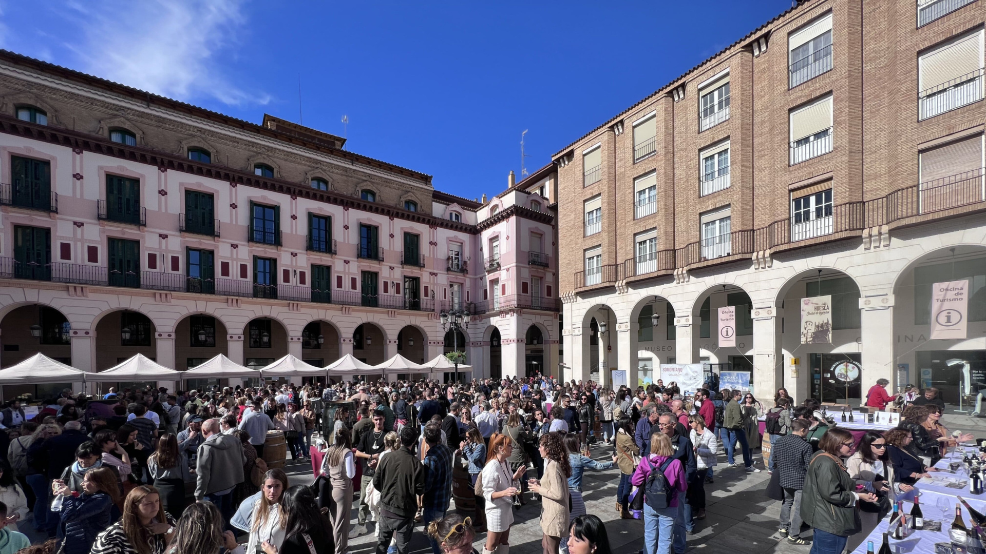 El plan que propone Huesca: buen ambiente, vino, tapas, música y arte en vivo en el inicio de la Ruta del Somontano