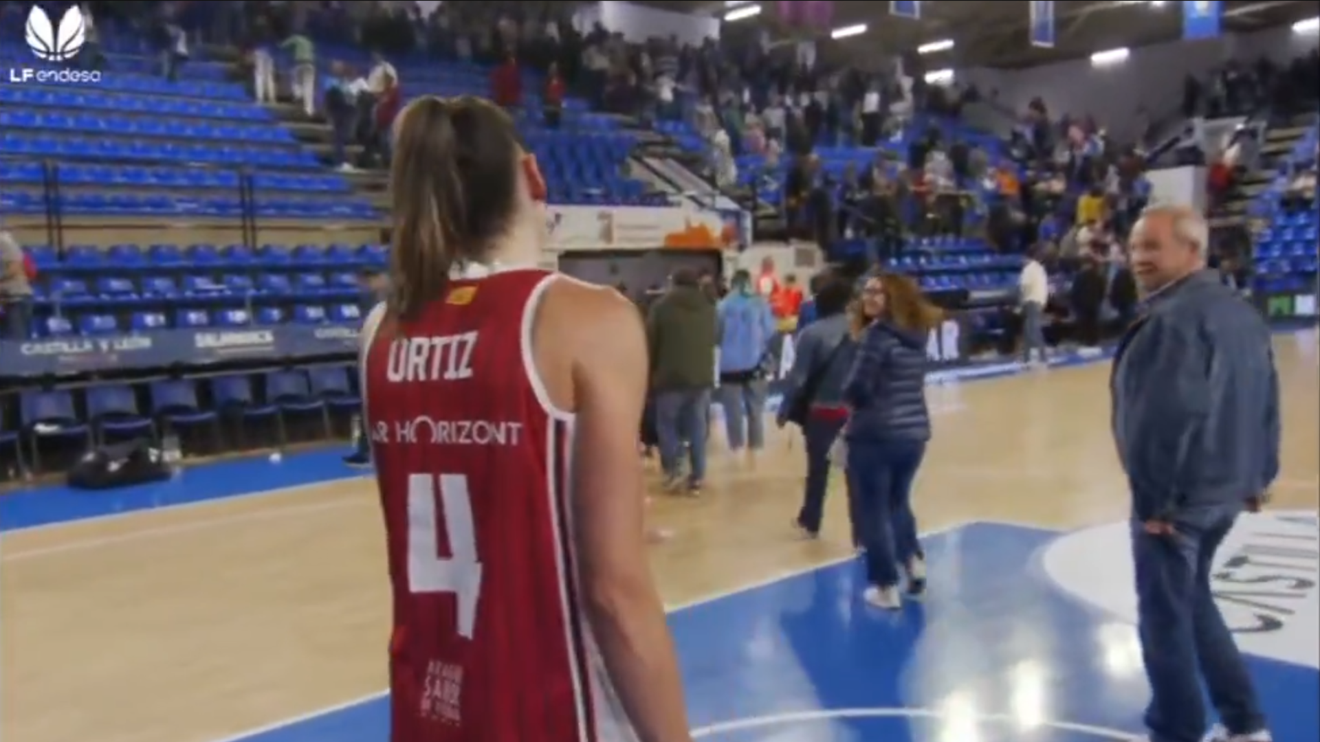 Una jugadora del Casademont se encara con una aficionada del Perfumerías que la increpó tras el partido: 