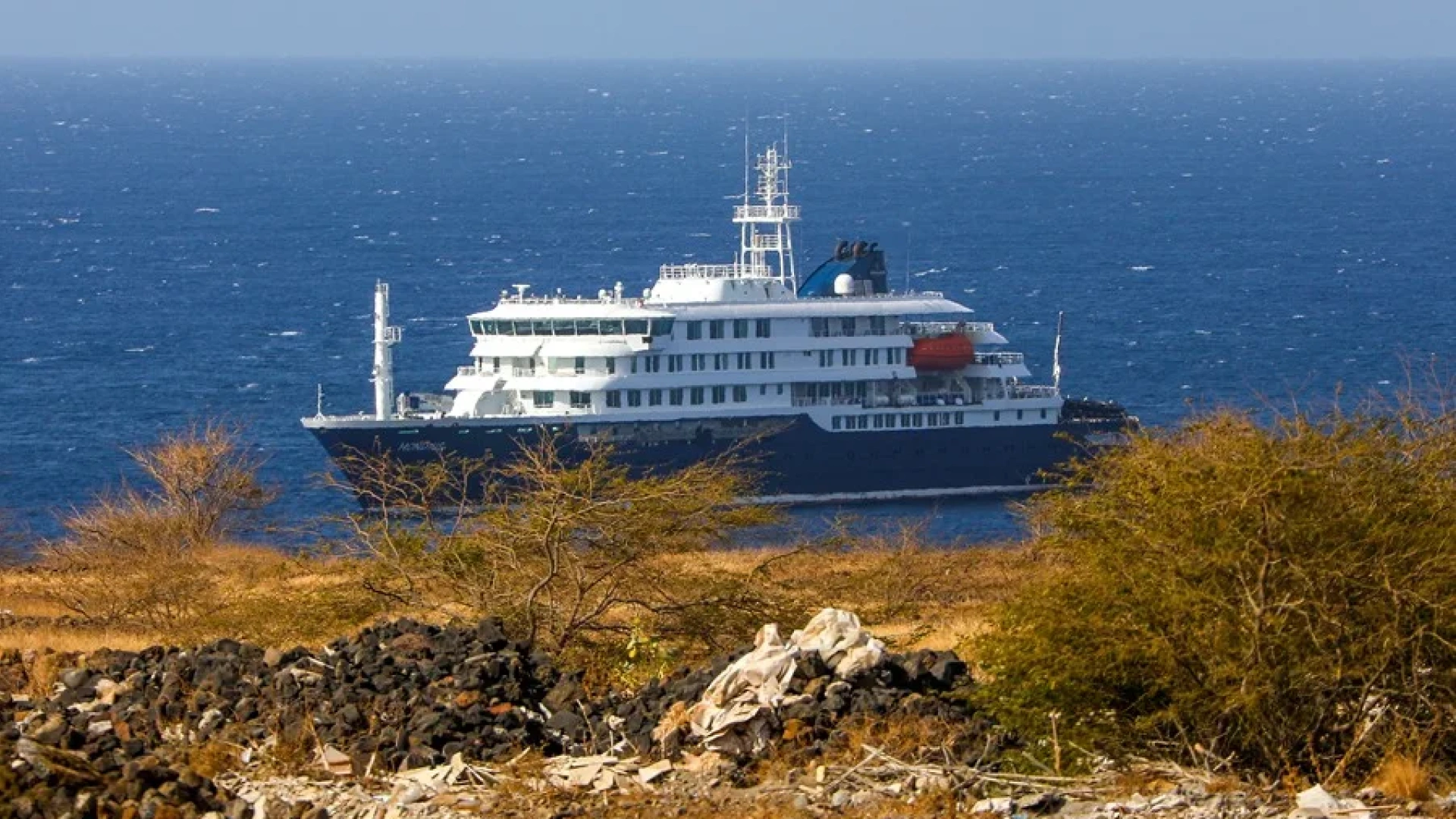 El HONDIUS llega a Tenerife: la azafata en observación da negativo y se prepara el desembarco