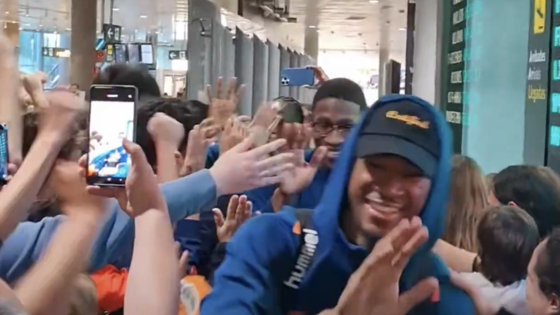 Valencia Basket recibe un chute de cariño de su gente a la llegada a Manises
