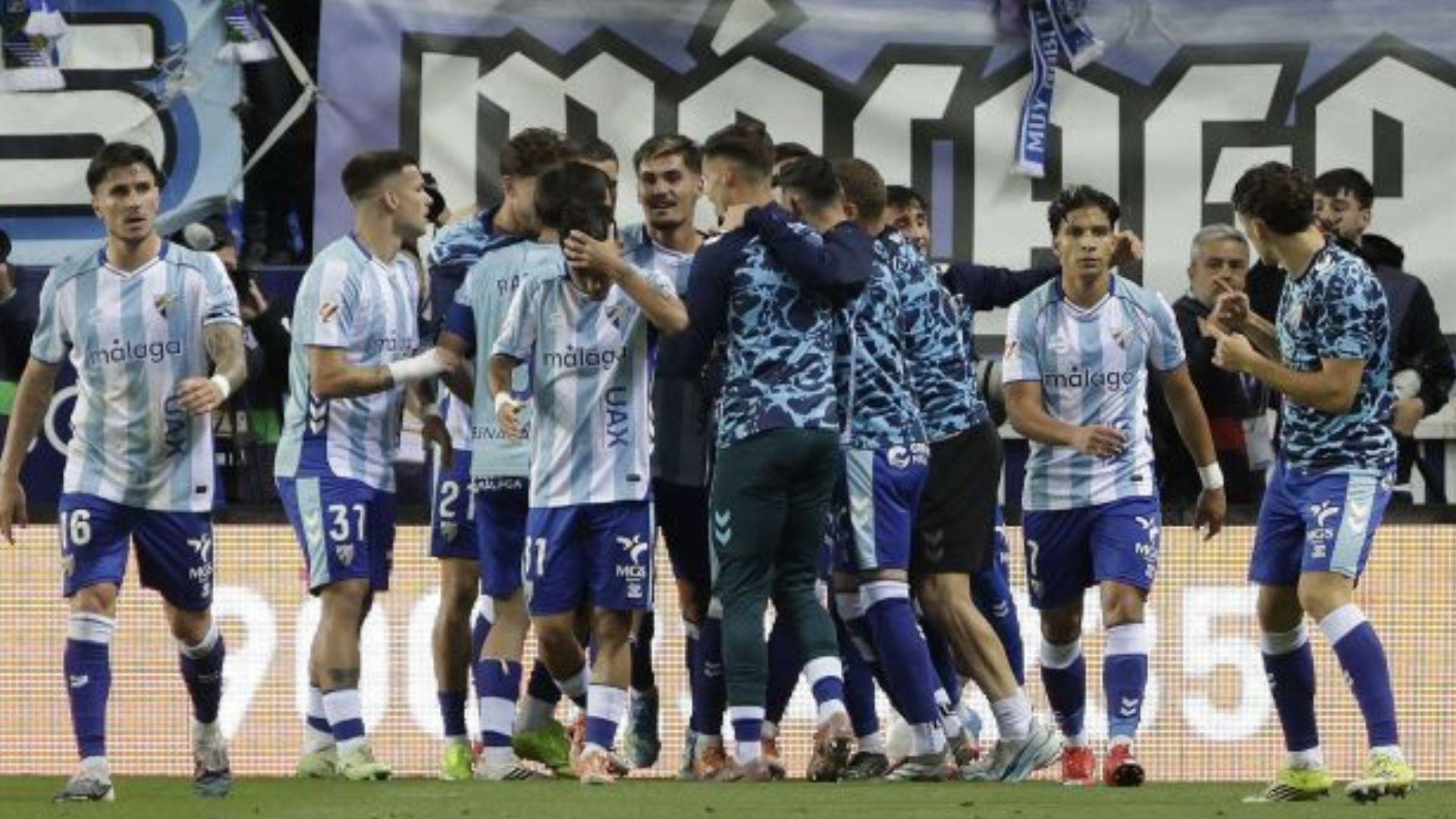 El Málaga remonta al Sporting y sigue luchando por el playoff