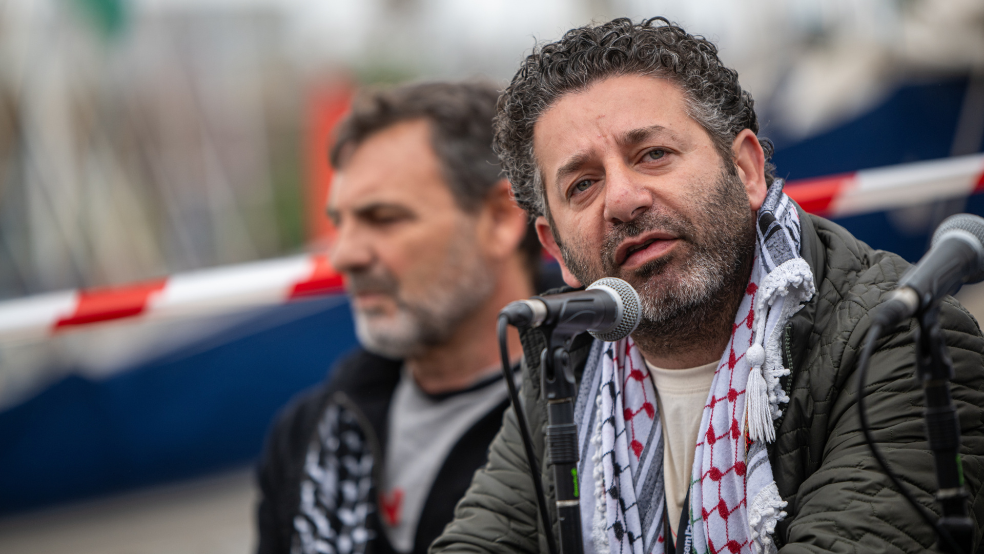 El activista Saif Abukeshek aterriza en Barcelona tras su deportación de Israel