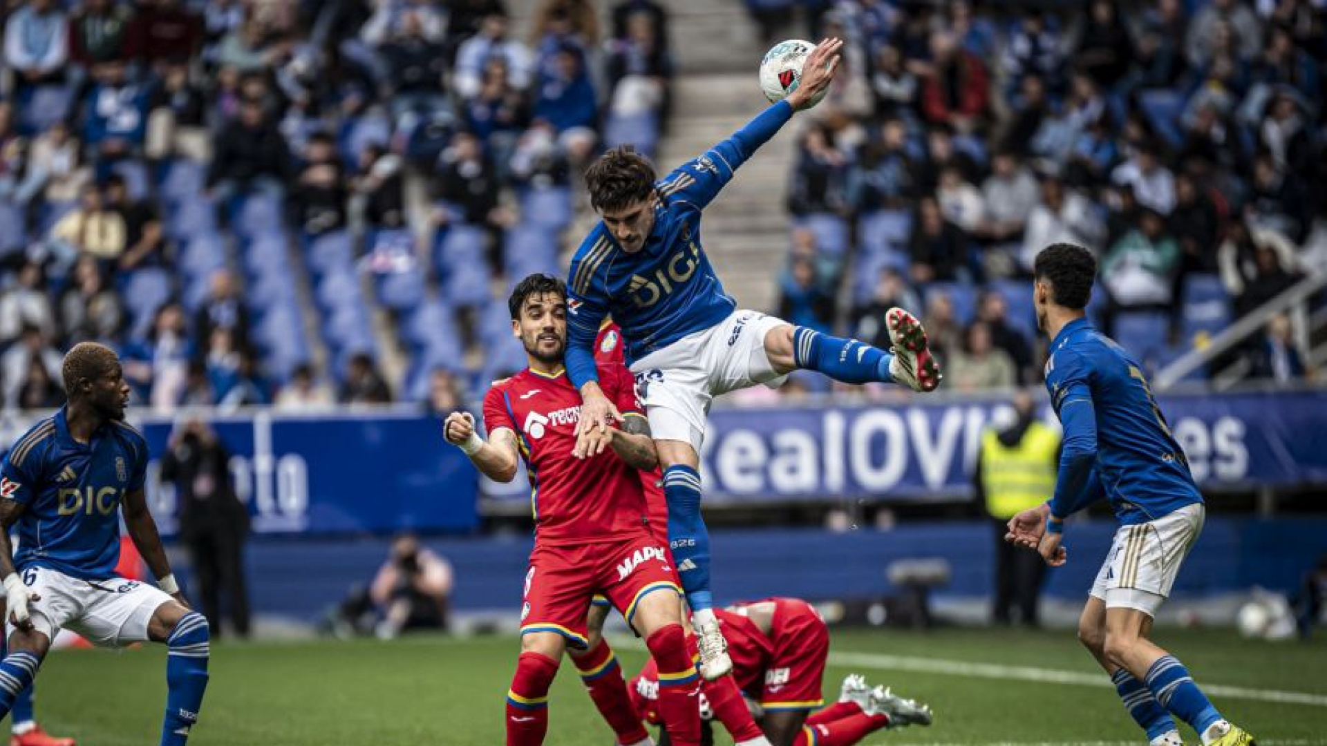 Un Oviedo con nueve no puede con el Getafe y se despide de Primera
