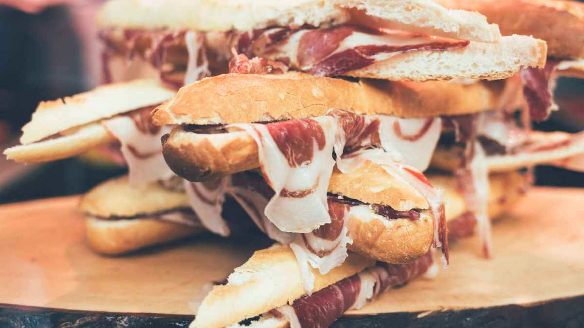 Desde Extremadura a todos los aeropuertos de España: la fábrica que produce millones de bocadillos de jamón