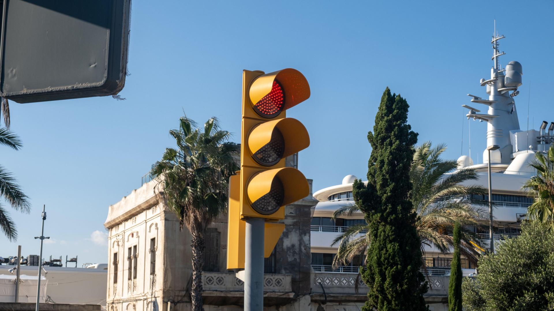 El Reglamento de Circulación confirma los dos casos en los que Tráfico permite saltarse un semáforo en rojo