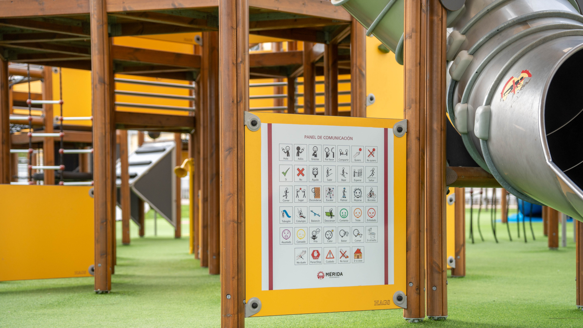 La Ciudad de la Infancia de Mérida cuenta ya con paneles informativos para un ocio sin barreras