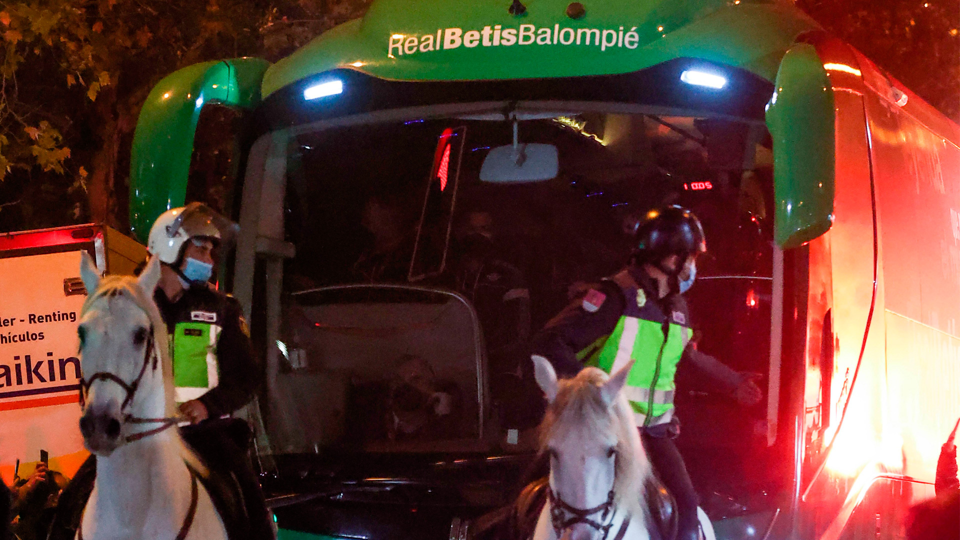 El Betis carga contra la Subdelegación del Gobierno por la distancia de los aficionados con el bus del equipo y denuncia un agravio comparativo con el Sevilla