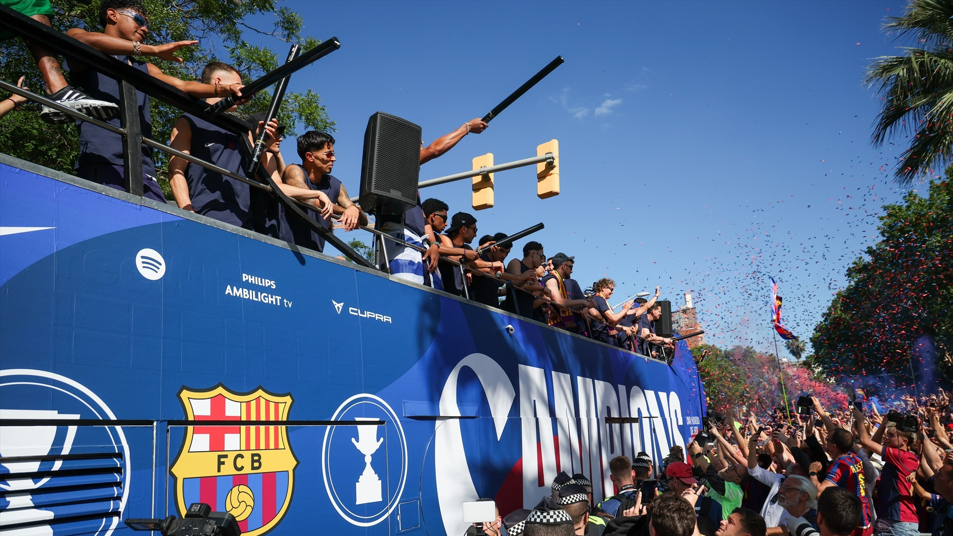El Barça campeón se da un baño de masas en la rúa de Liga y Supercopa