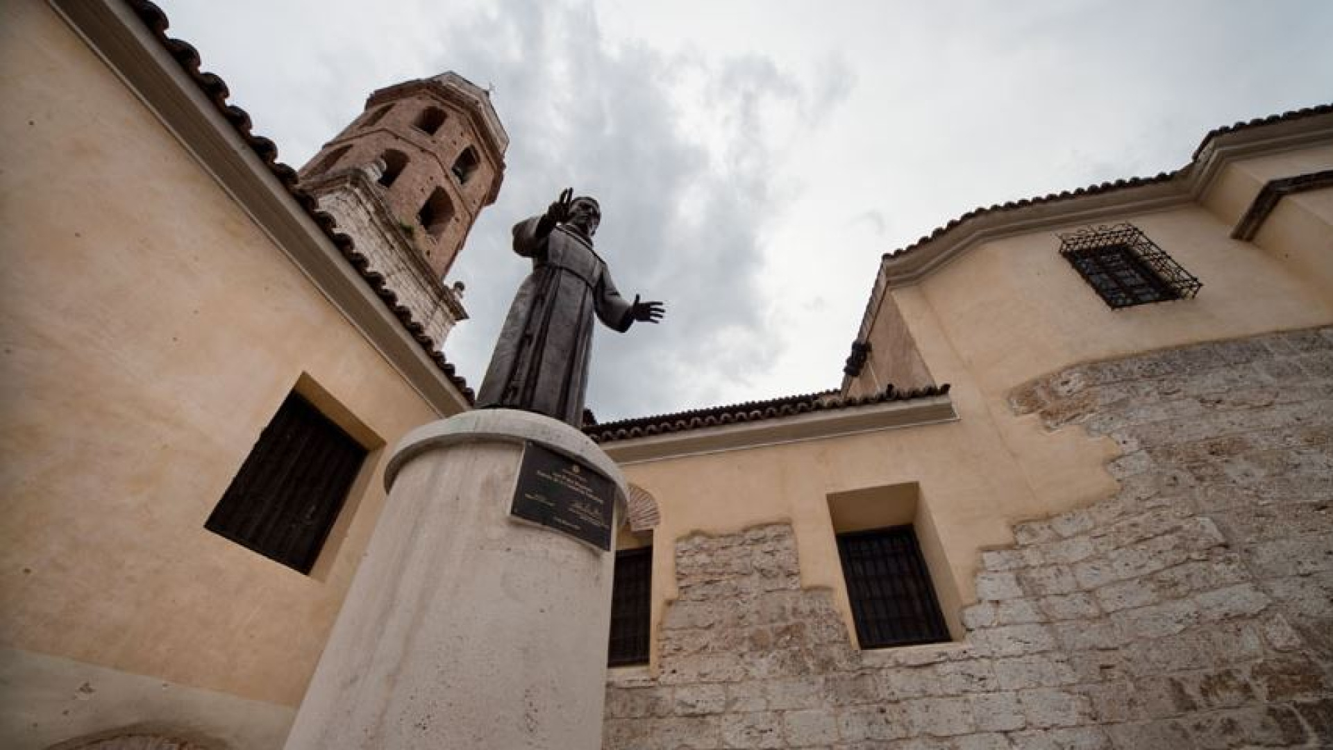 Valladolid se adapta a la lluvia para salvar las fiestas de San Pedro Regalado