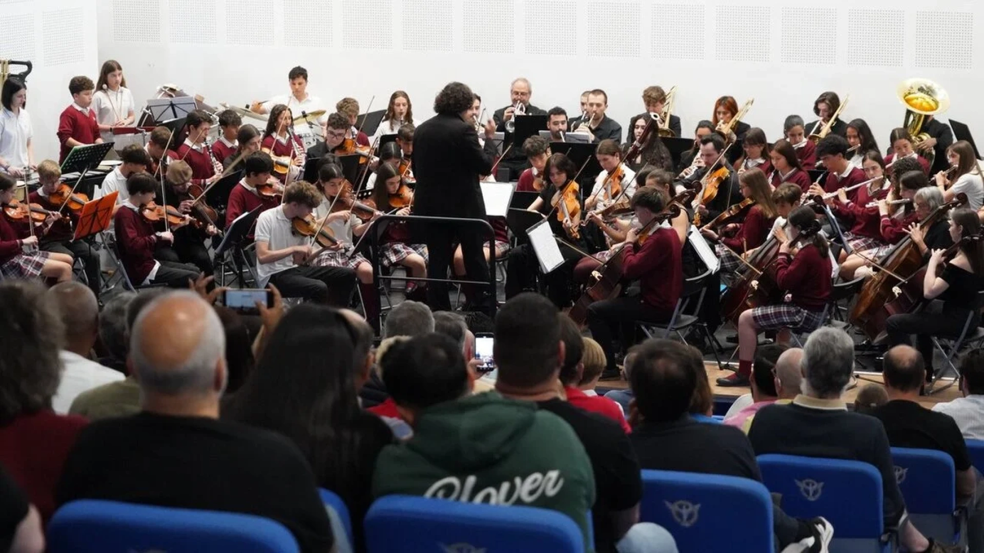De las clases a las cárceles: La orquesta de adolescentes que tocan gratis para los más desfavorecidos y 