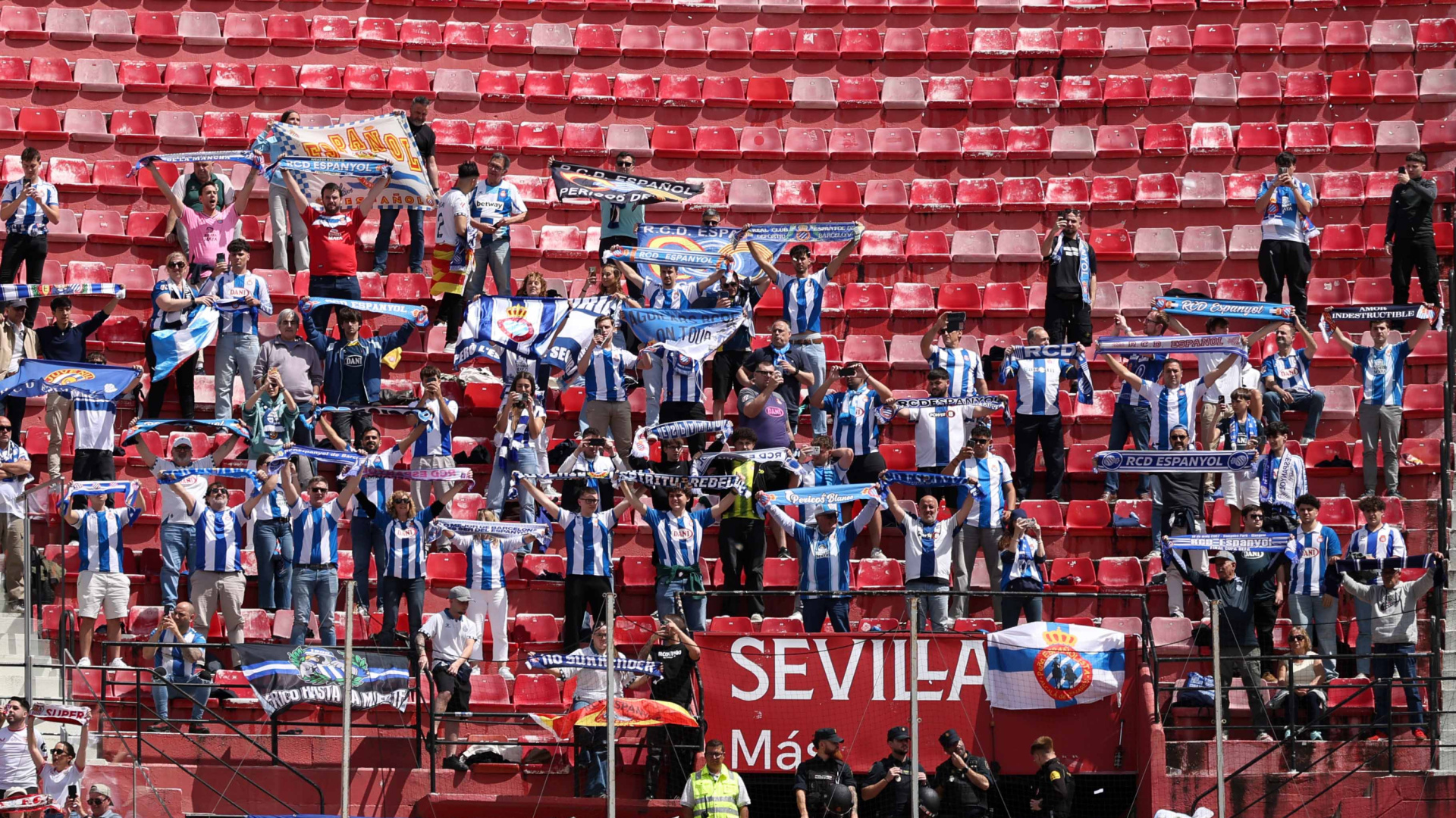 Monchi y la afición perica, los pilares de un Espanyol sin red