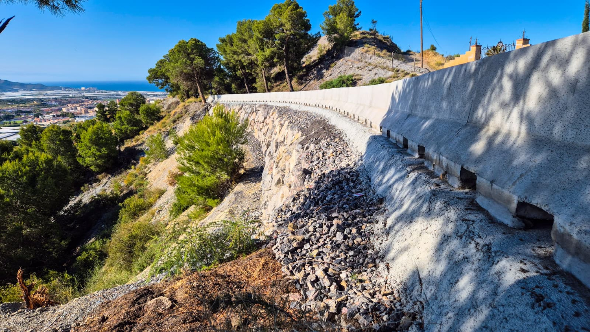 Motril recupera la normalidad en la carretera de la Gorgoracha tras una obra de emergencia