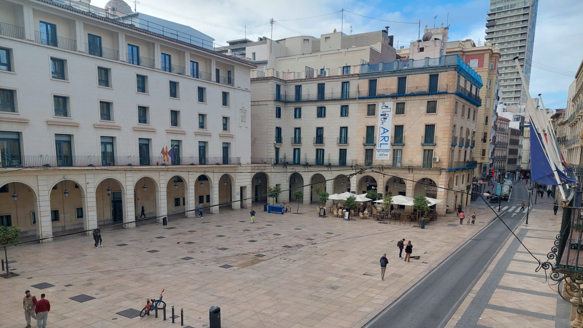 La Plaza del Ayuntamiento de Alicante se acerca al cierre definitivo al tráfico