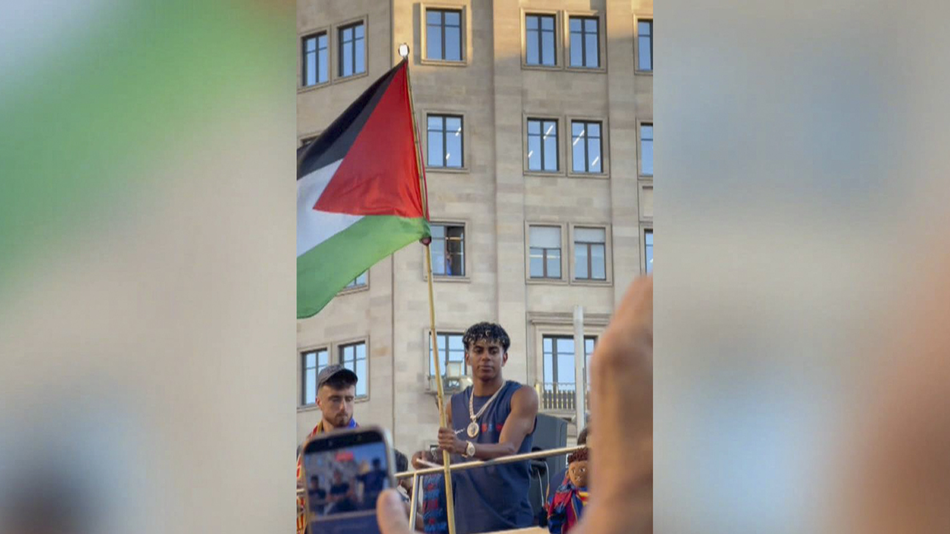 Pedro Sánchez sale en defensa de Lamine Yamal tras la polémica del jugador del Barça con la bandera de Palestina: 