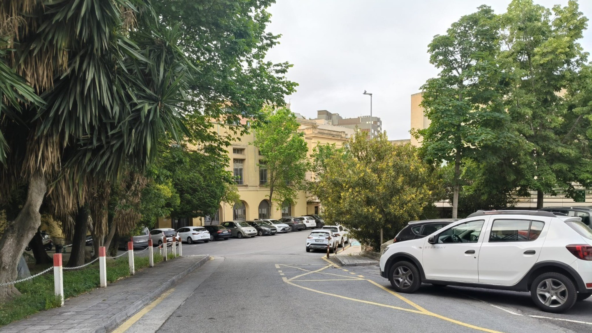 La Universidad de Granada impulsa el coche compartido: paga a los conductores y ofrece viajes gratis a los pasajeros