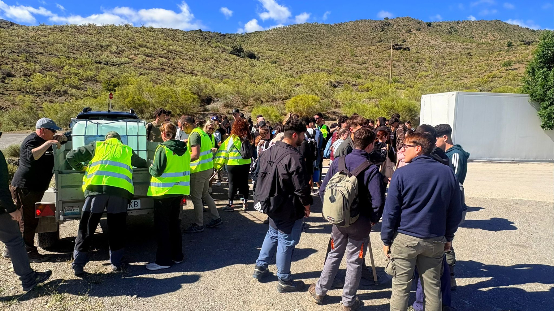 Abrucena se llena de vida: estudiantes plantan 300 árboles para reforestar el municipio