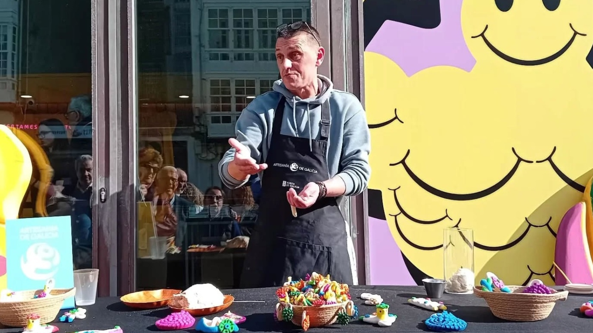 Jorge Bellón, uno de los cuatro artesanos que mantiene viva la magia de los Sanandresiños en Galicia