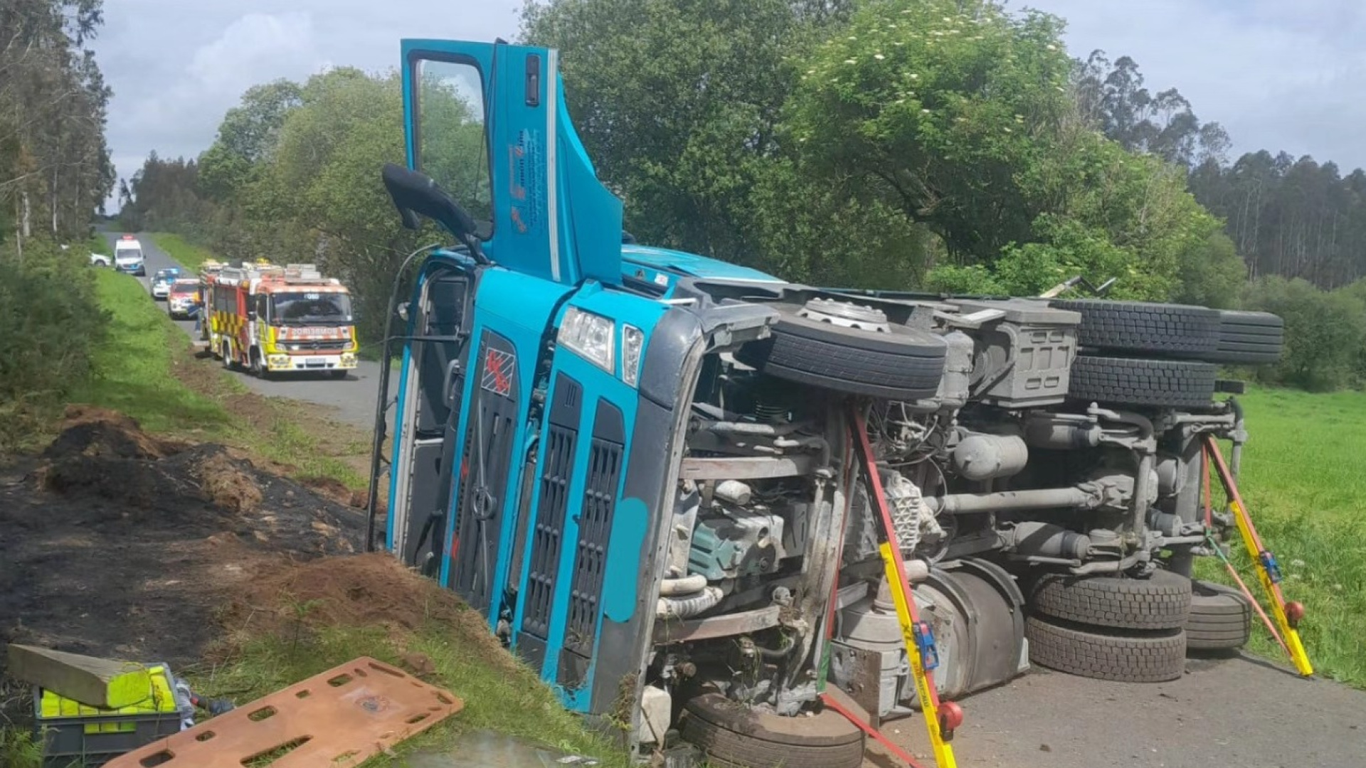 Rescatan a un camionero atrapado tras volcar con su vehículo en Narón