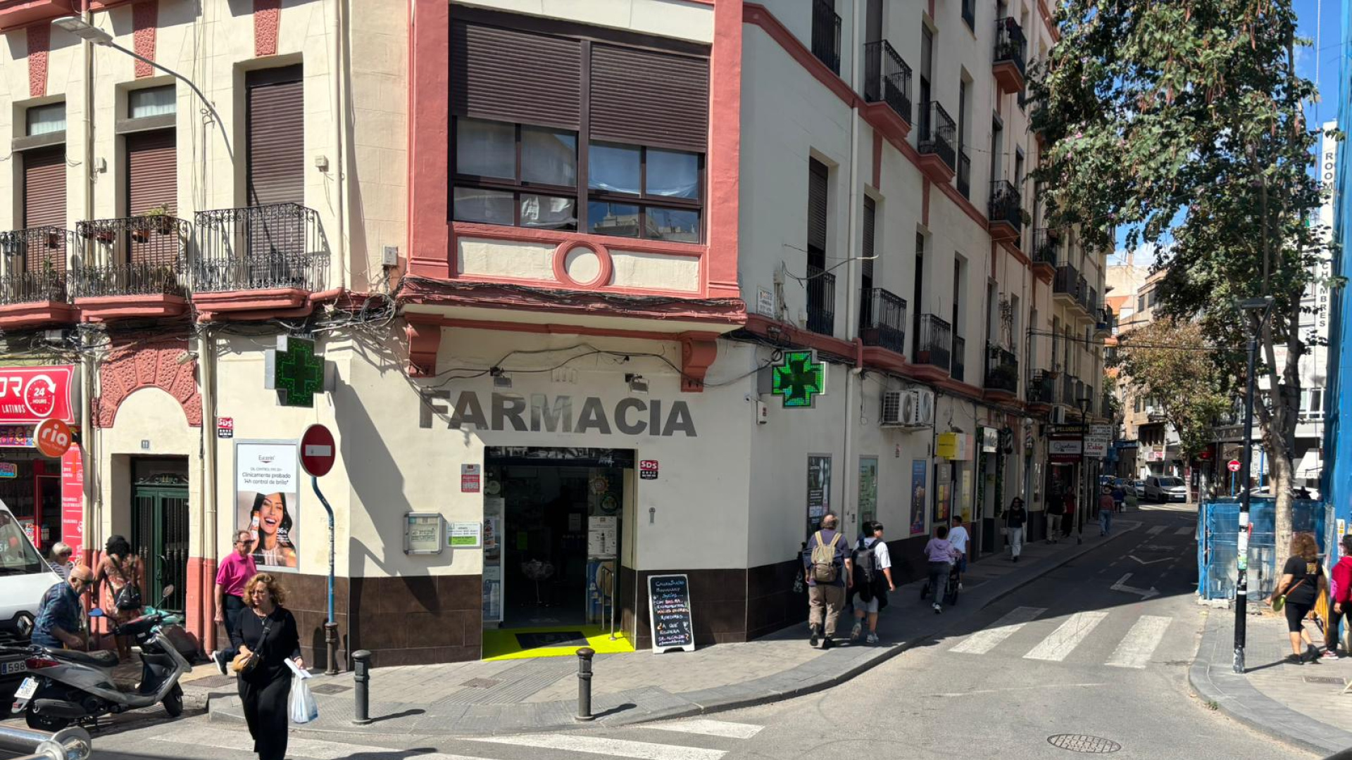 El cartel viral de una farmacia del centro de Alicante: 