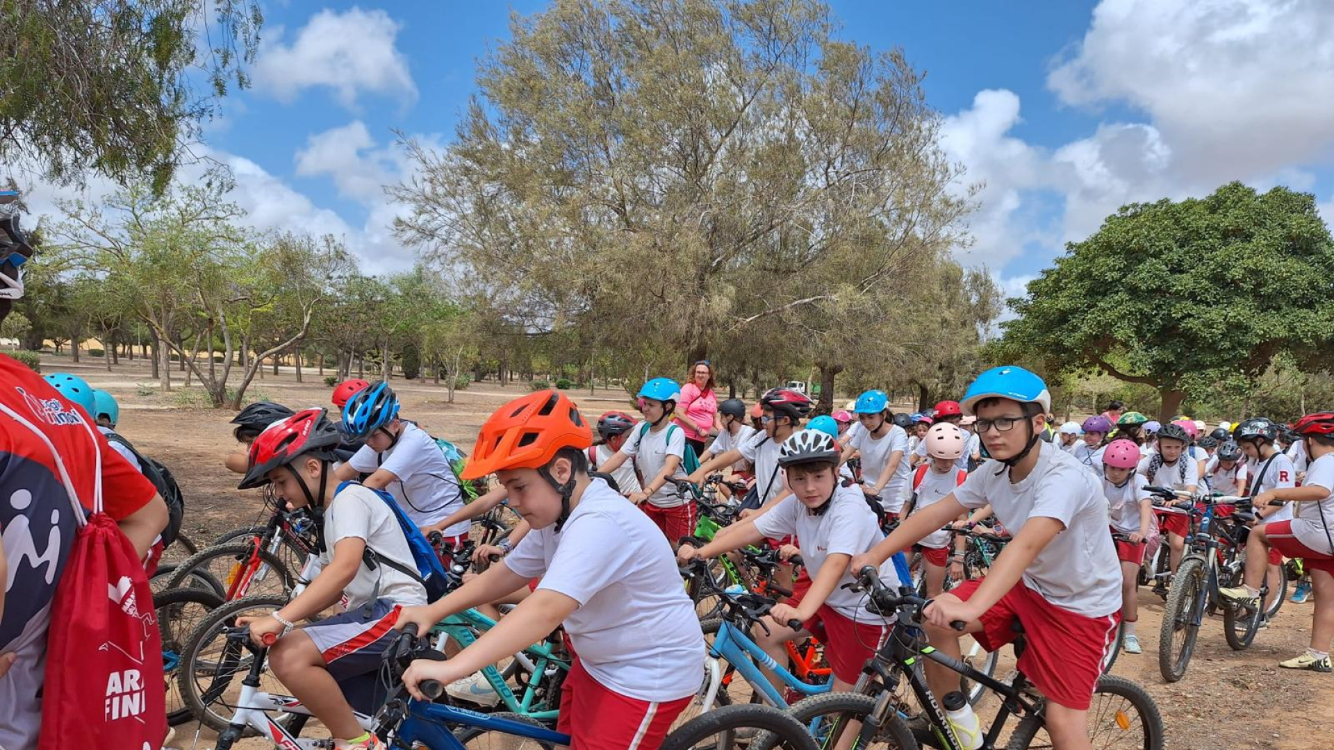 El colegio Miralmonte de Cartagena se vuelca en su ruta ciclista solidaria contra el cáncer infantil