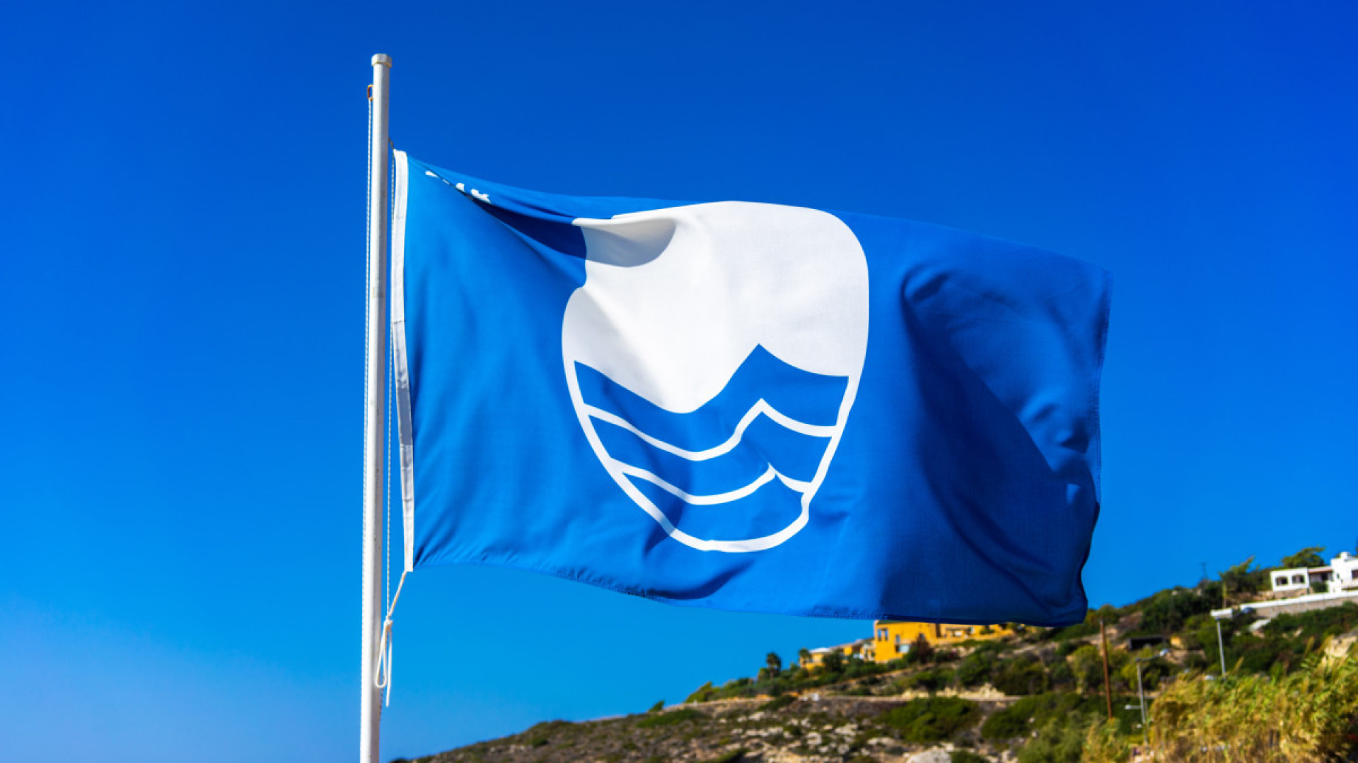 ¿Qué significa la bandera azul que ondea en la playa? Cantabria tiene 11 y 