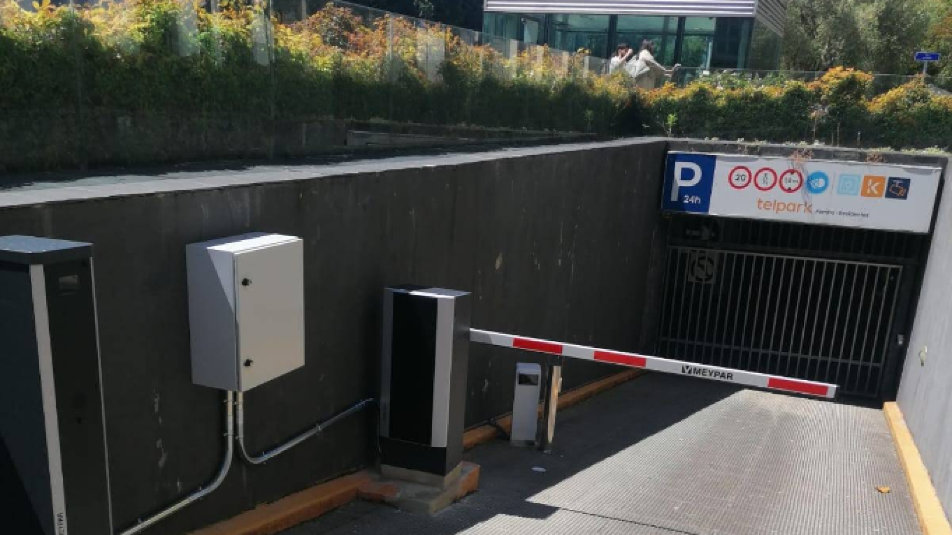 Lourdes, usuaria del parking más céntrico de Santander, cerrado por grietas: 