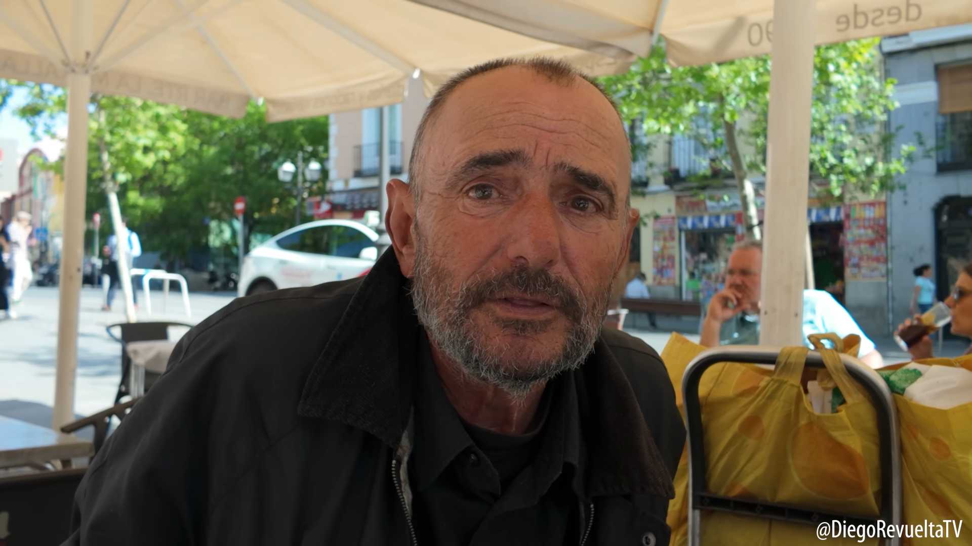 Luis (68): “Duermo en una tienda de campaña en el centro de Madrid y, cuando me levanto a las siete de la mañana, salgo a pedir. Suelo reunir 20 euros al día”