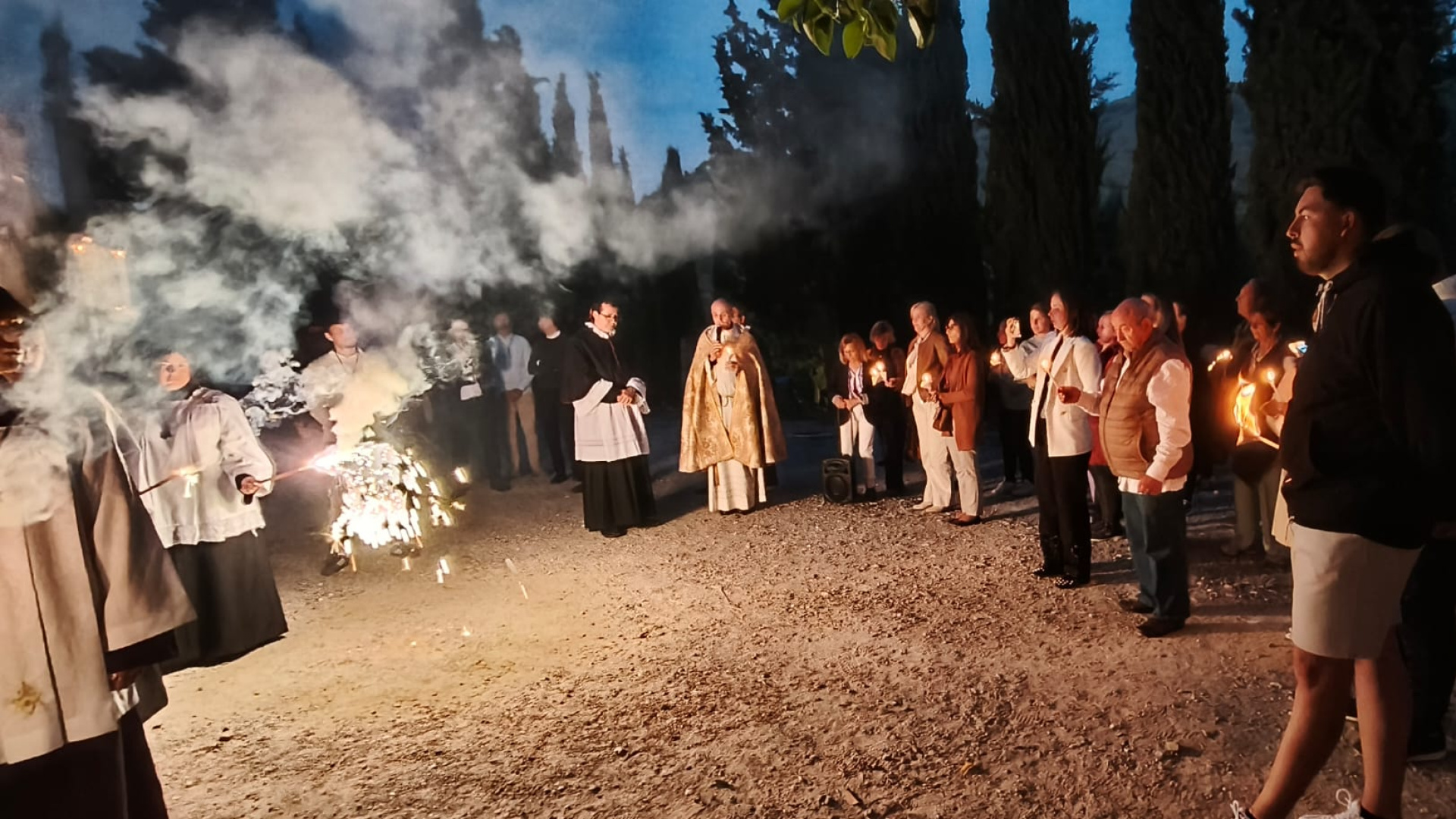 Rosario de antorchas, con el alumbrado eléctrico apagado, organizado por el Cabildo del Sacromonte y la Cofradía del Consuelo (Gitanos) GALERÍA GRÁFICA