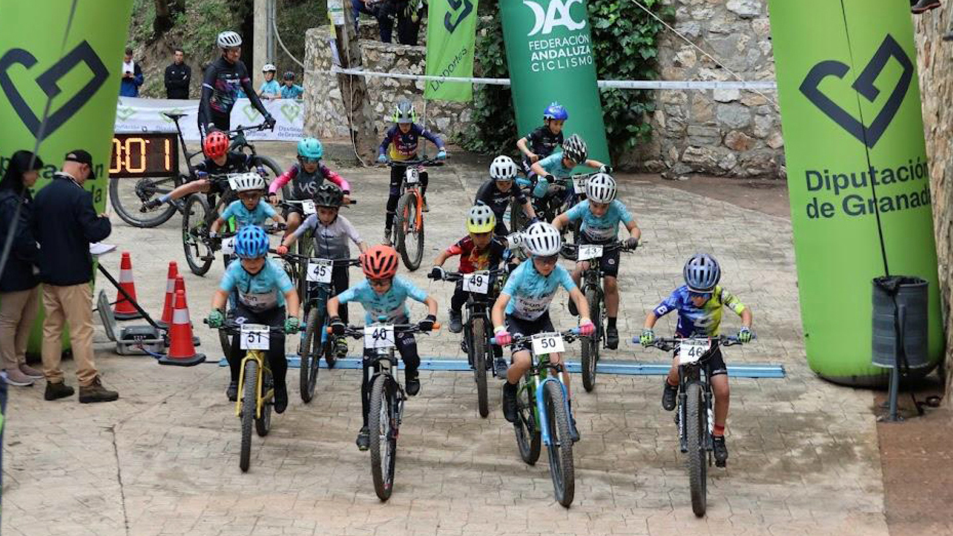 Lanjarón reúne a un centenar de ciclistas en el II Rally Escuelas BTT del Parque del Salado