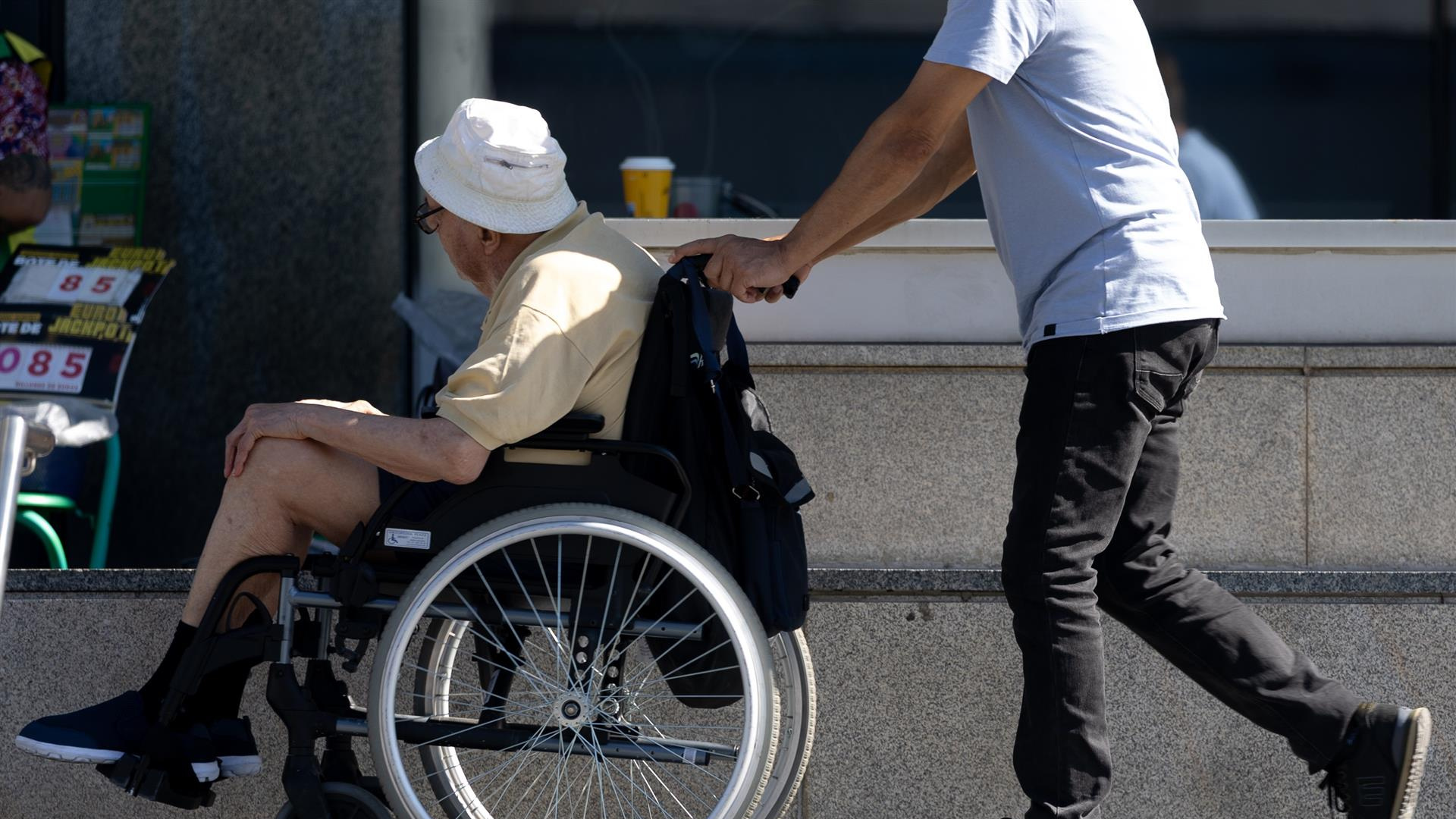 Rescatan a los 44 jubilados de Badajoz abandonados en Atocha tras un viaje del Imserso