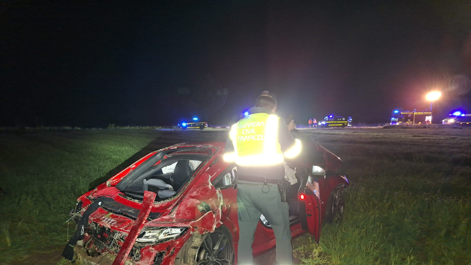 Fallece un conductor de 27 años tras salirse de la vía de madrugada en la OU-531 y volcar en una finca en Sandiás (Ourense)