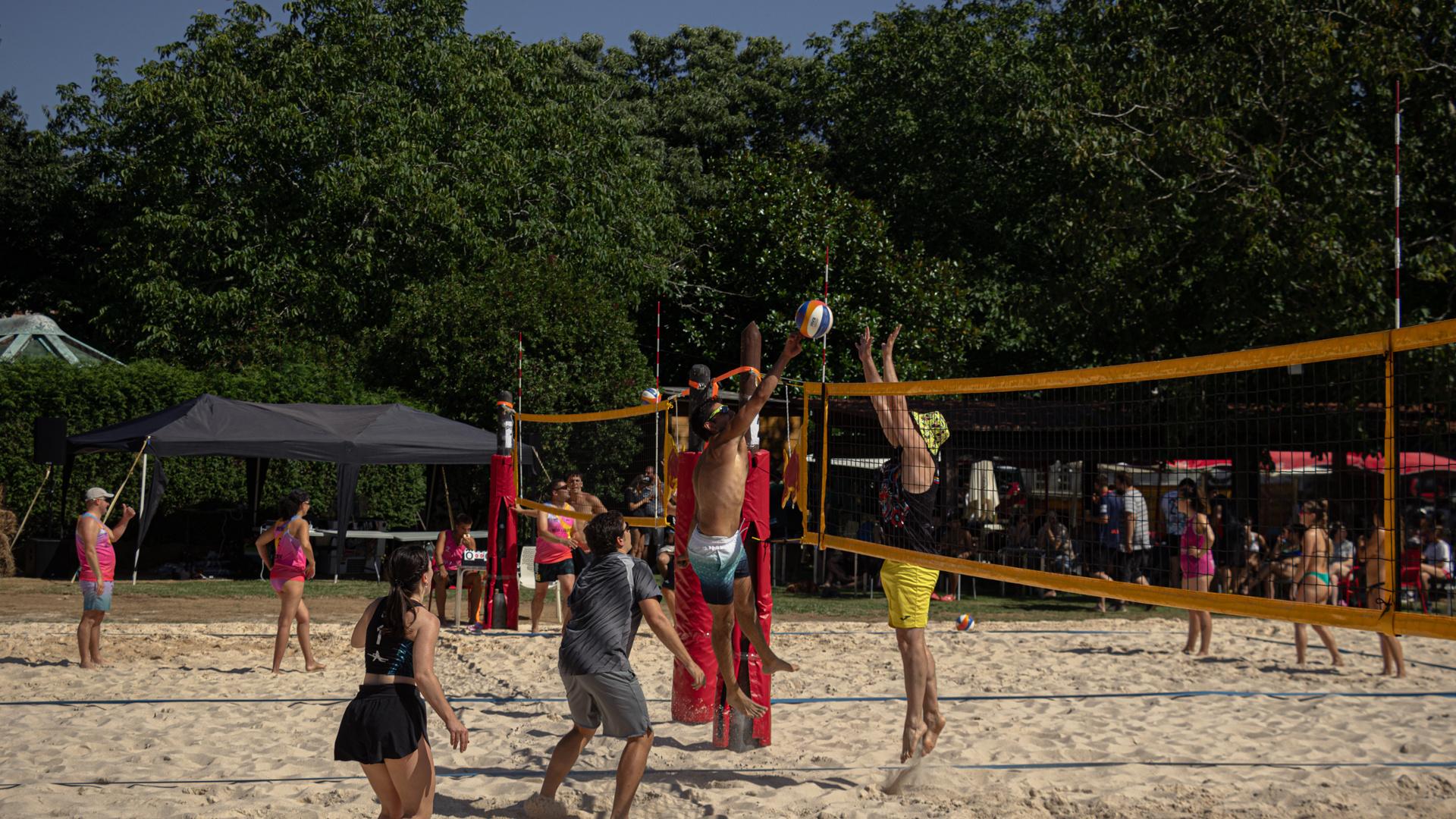 “O Rei da Granxa” convierte San Sadurniño en capital del volei playa este verano
