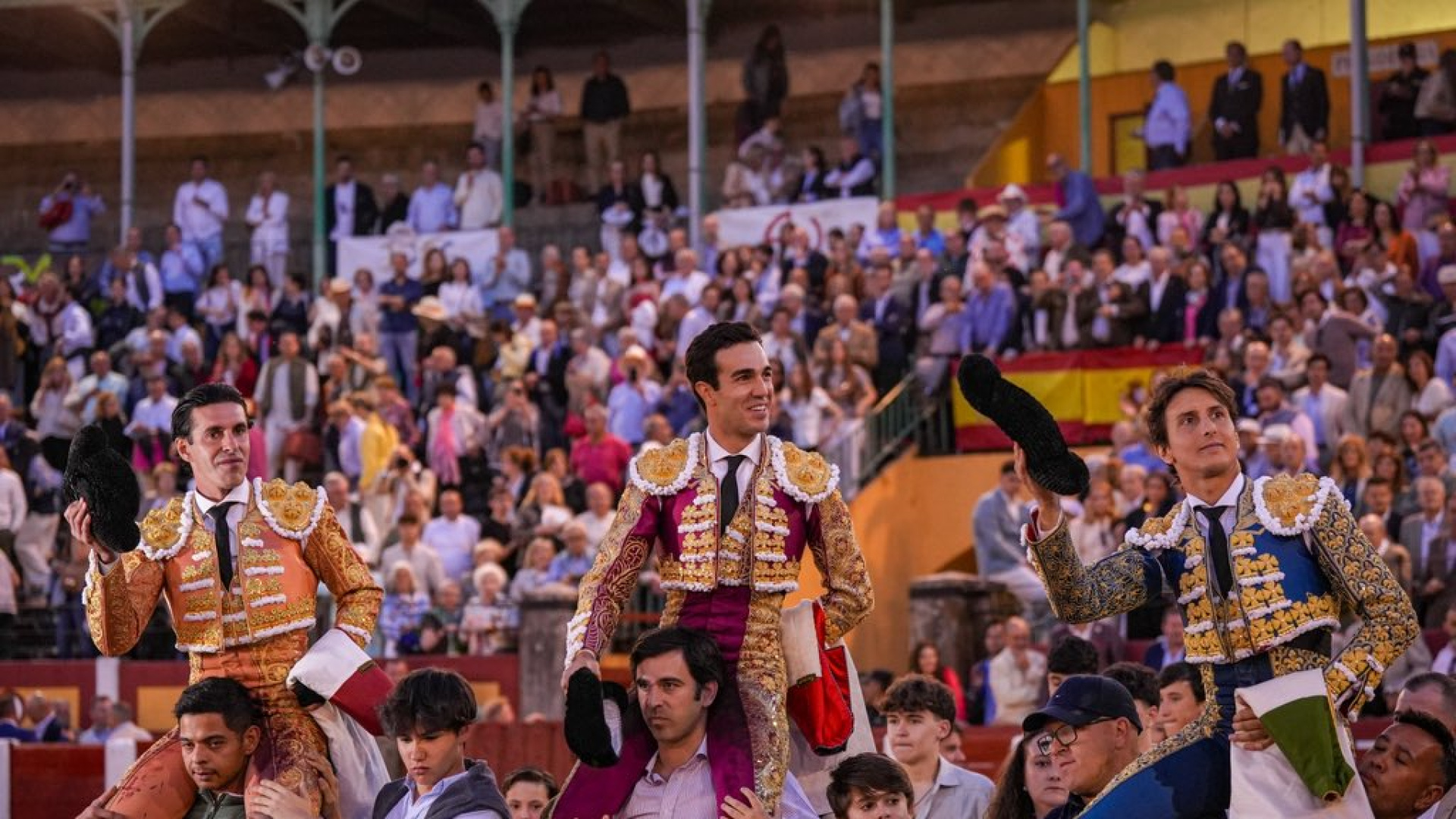 Talavante, Roca Rey y Rufo abren la Puerta Grande en una tarde de triunfo en Talavera